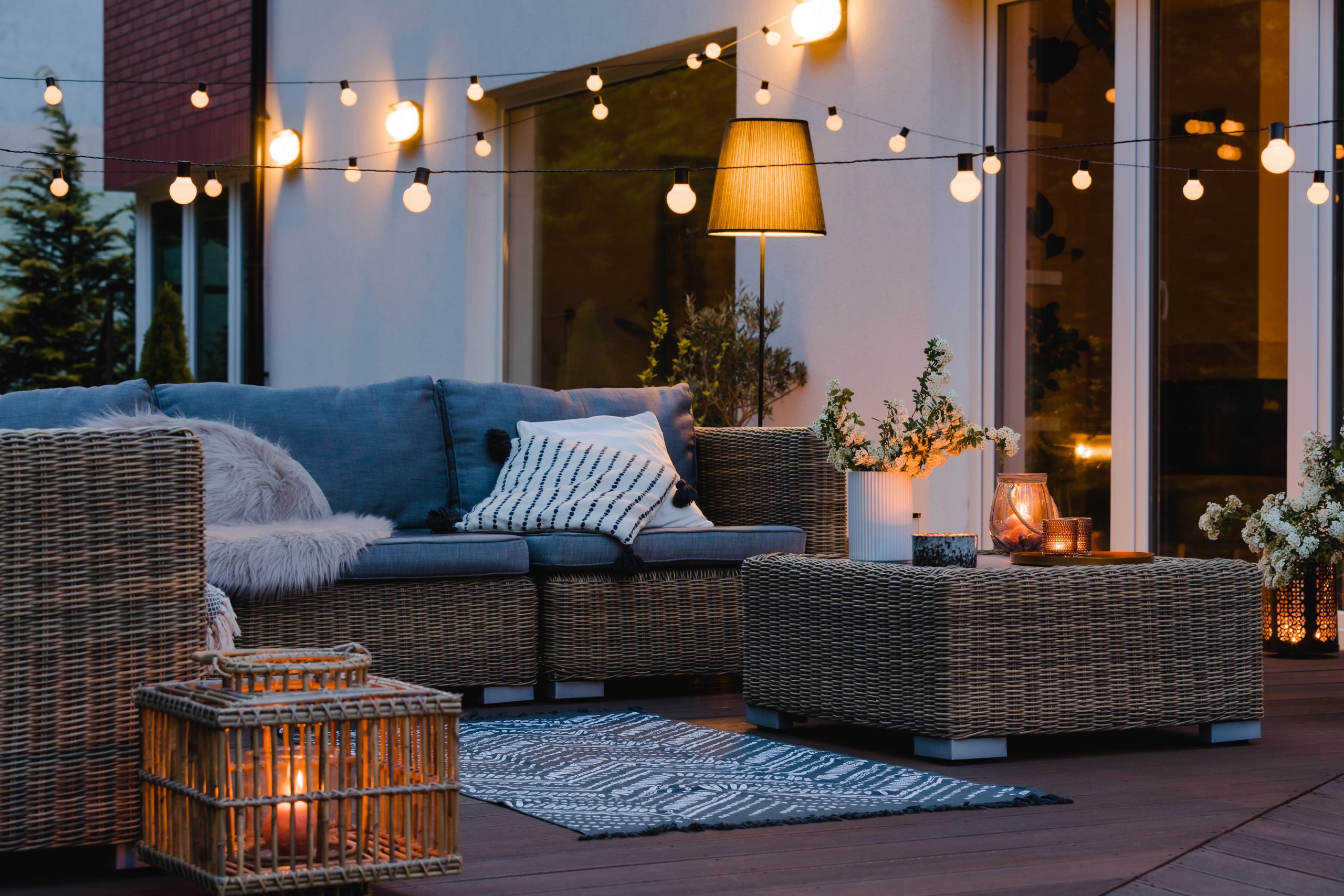 Summer entertaining space on the deck